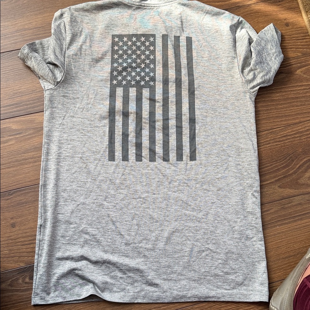 Vineyard Vines gray men’s performance tee XS